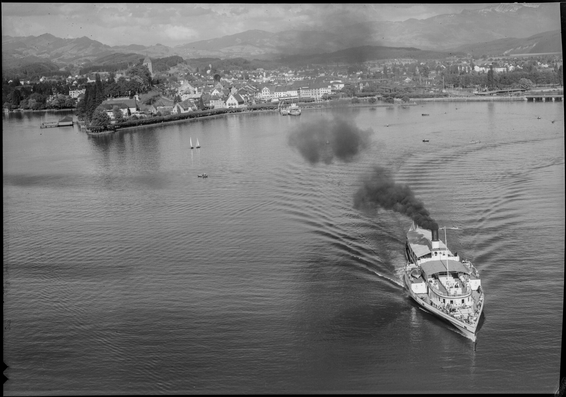 Luftaufnahme von Rapperswil-Jona mit dem Dampfschiff Helvetia, Mai 1954