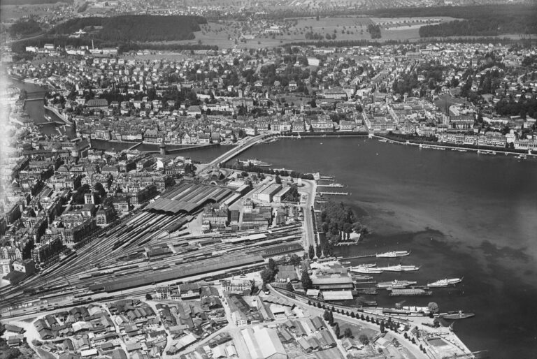 Luftaufnahme von Luzern mit Bahnhof, Altstadt und Schiffsflotte, 1951